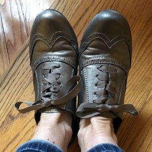 Beautiful leather upper lace wingtip oxfords!